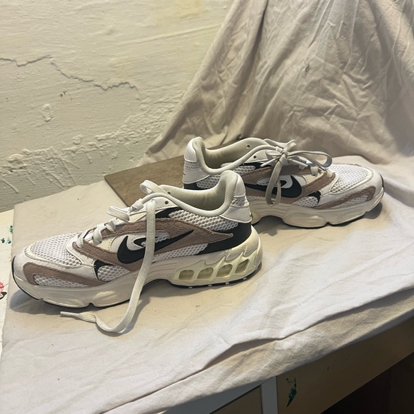 Nike Zoom Air Fire Size Women’s 7.5 in Dust, Black, and White - Picture 3 of 7